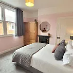Hartoft St - 2 Bed Near River
