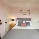 Hartoft St - 2 Bed Near River